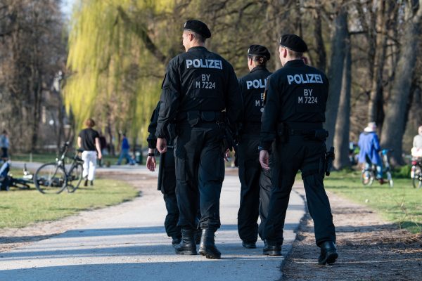 Die Polizei im Saarland musste einige Gruppen von mehr als fünf Personen auflösen. Symbolfoto (München): Matthias Balk/dpa-Bildfunk