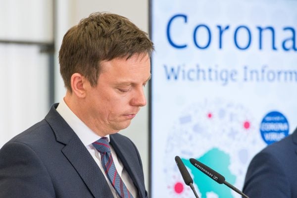 Tobias Hans befürchtet trotz Ausgangsbeschränkungen einen raschen Anstieg der Corona-Infektionen im Saarland. Foto: Oliver Dietze/dpa