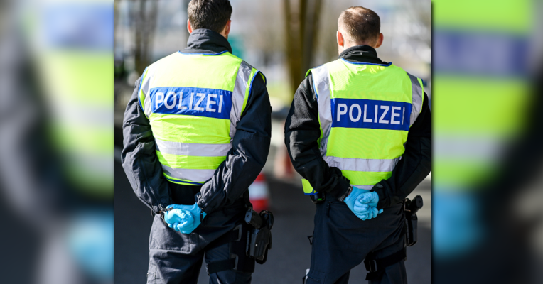 Die Polizei kontrolliert derzeit die Einhaltung der Ausgangsbeschränkung. Foto: dpa-Bildfunk/Felix Kästle