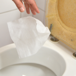 Unter anderem Feuchttücher sollten nicht in der Toilette entsorgt werden. Das führe zu verstopften Rohren. Symbolfoto: dpa-Bildfunk/Carmen Jaspersen