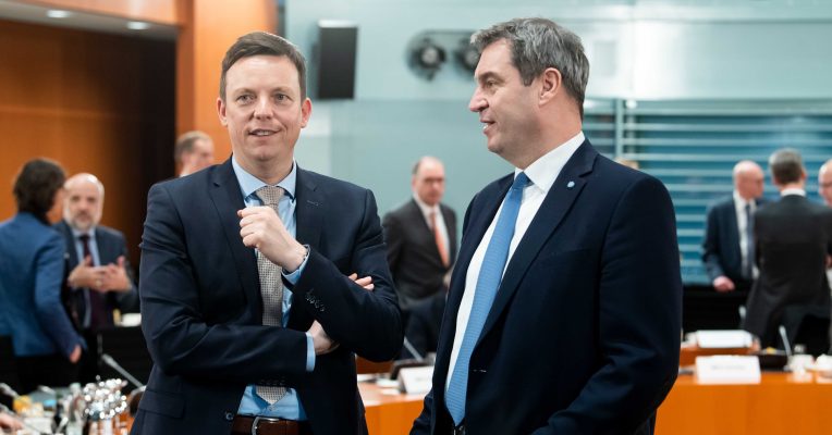 Tobias Hans (links) sieht in Markus Söder einen potenziellen Kanzlerkandidaten. Foto: Bernd von Jutrczenka/dpa-Bildfunk