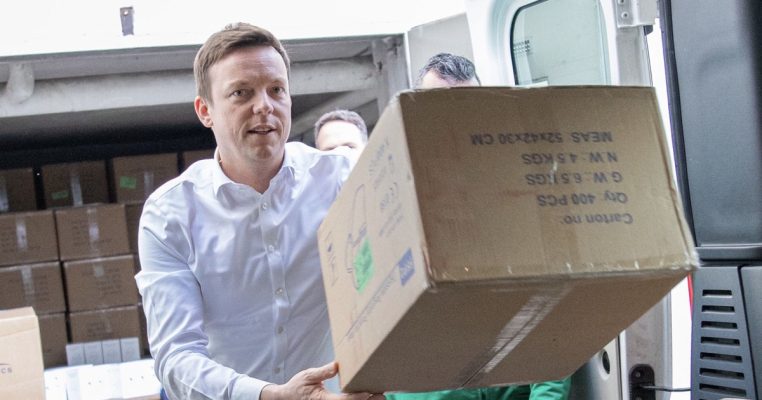 Ministerpräsident Tobias Hans nahm die erste Lieferung von Schutzmasken entgegen. Foto: Staatskanzlei Saarland