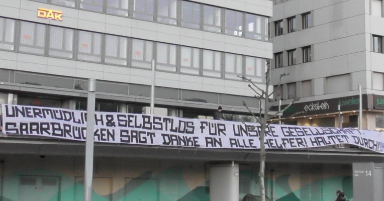 So sieht das in Saarbrücken hängende Transparent aus. Foto: BeckerBredel