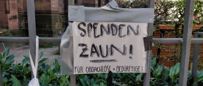 Am Spendenzaun an der Johanneskirche Saarbrücken hängen Tüten mit Lebensmitteln für Obdachlose und Bedürftige. Foto: Privat