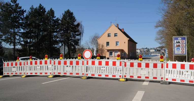 Viele kleine Grenzübergänge im Saarland wie dieser in Perl-Nennig sind zurzeit geschlossen. Pendler müssen Umwege fahren, um zu offenen Übergängen zu kommen. Foto: BeckerBredel