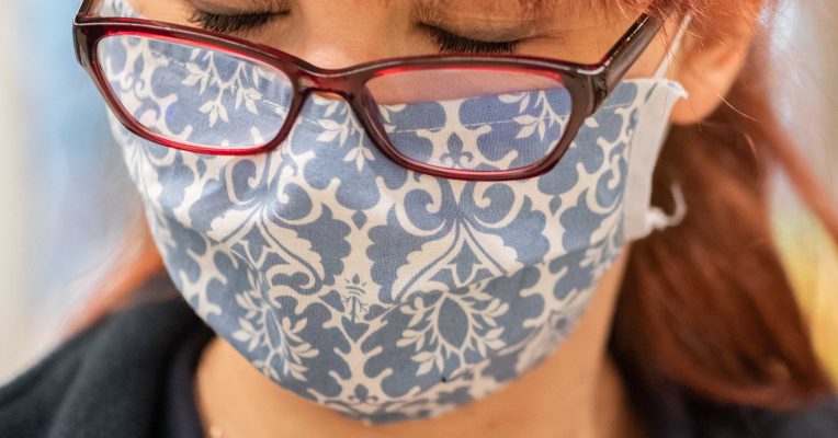 Selbstgenähte Masken können bei der Verbreitung des Coronavirus helfen. Foto: Robert Michael/dpa-Bildfunk