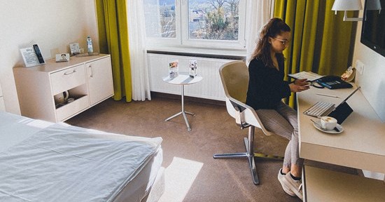 Wer lieber nicht im Home-Office arbeiten will, kann die Zimmer des Saarbrücker Hotels Am Triller nutzen. Foto: Hotel am Triller
