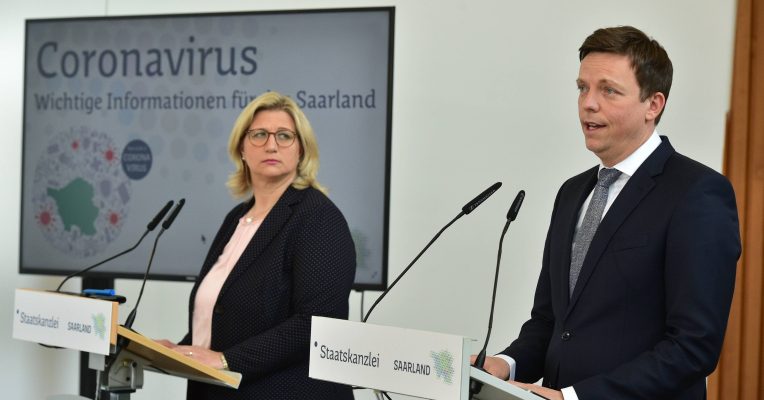 Wirtschaftsministerin Anke Rehlinger und Ministerpräsident Tobias Hans zogen nach Einführung der Corona-Maßnahmen eine Zwischenbilanz. Foto: BeckerBredel