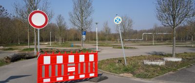 Die Stadt Homburg wird über Ostern zahlreiche Parkflächen sperren, um Menschenansammlungen zu verhindern. Symbolfoto: Peter Endig/dpa-Zentralbild/dpa