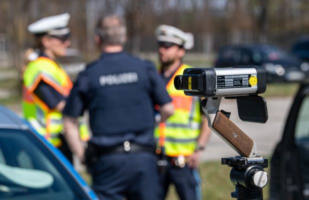 Wir haben für euch die Orte im Saarland zusammengetragen, an denen die Polizei besonders häufig Geschwindigkeitskontrollen durchführt. Symbolfoto: Lino Mirgeler/dpa
