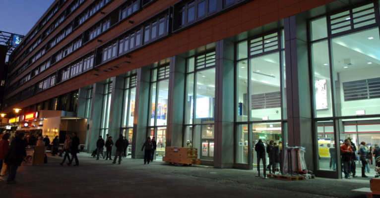 Der Übergriff fand nach Angaben der Polizei an der Saarbahnhaltestelle am Hauptbahnhof in Saarbrücken statt. Archivfoto: BeckerBredel