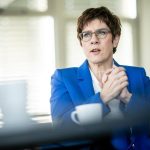 CDU-Chefin Annegret Kramp-Karrenbauer im Gespräch. Foto: Michael Kappeler/dpa