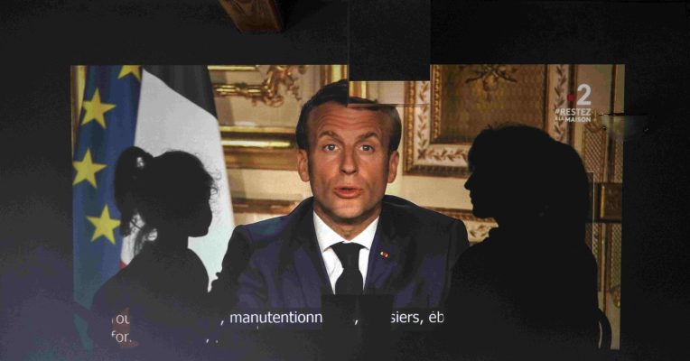 Emmanuel Macron kündigte am Abend im TV an, dass die Ausgangsbeschränkungen in Frankreich verlängert werden. Foto: Laurent Cipriani/AP/dpa-Bildfunk
