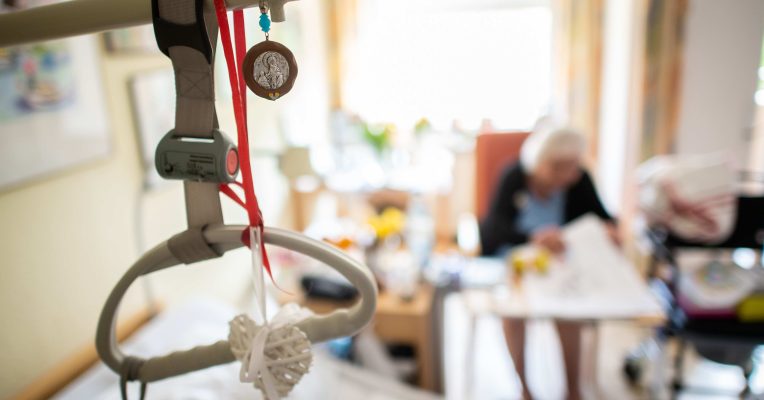 Ein Viertel der saarländischen Pflegeheime ist von Corona-Fällen betroffen. Symbolfoto: Jonas Güttler/dpa-Bildfunk