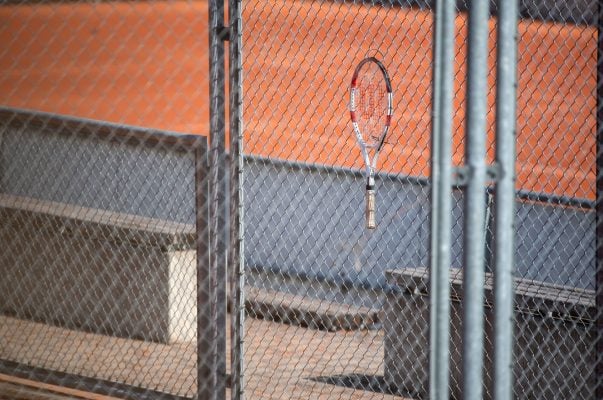 Auch Sportstätten mit geringerem Risiko wie Tennis- oder Golfplätze bleiben weiter geschlossen. Symbolfoto: Marijan Murat/dpa-Bildfunk