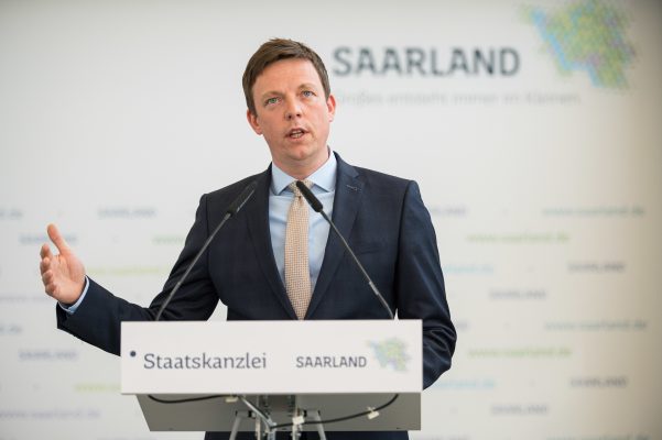 Ministerpräsident Tobias Hans hat angekündigt, dass die Corona-Notbetreuung im Saarland ausgeweitet wird. Foto: Oliver Dietze/dpa