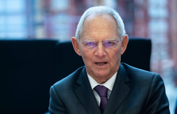 Wolfgang Schäuble hat die Verkürzung der Sommerferien wegen der Corona-Pandemie ins Spiel gebracht. Archivfoto: Bernd von Jutrczenka/dpa