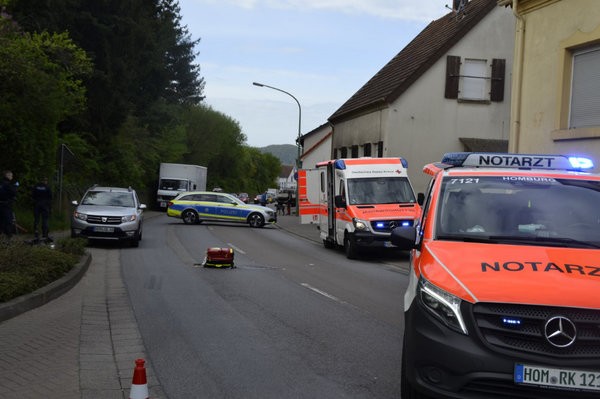 In Kirkel-Altstadt verlor ein Radfahrer am Samstag (18.04.2020) das Bewusstsein. Er musste in ein Krankenhaus gebracht werden. Foto: BeckerBredel