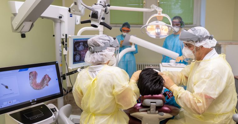 Viele Zahnmediziner im Saarland sind nicht ausreichend mit Schutzkleidung ausgestattet. Symbolfoto: Robert Michael/dpa-Bildfunk