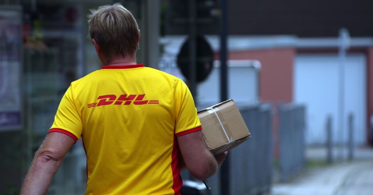 So viel Pakete wie sonst vor Weihnachten müssen Deutsche Post und DHL zurzeit austragen. Foto: Oliver Berg/dpa-Bildfunk