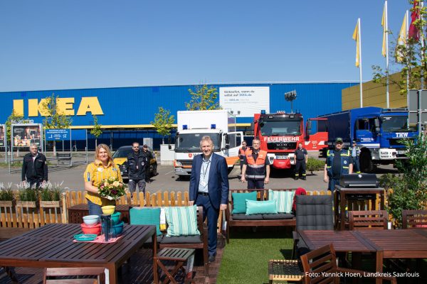 Ikea Saarlouis hat Waren im Wert von rund 80.000 Euro an den Landkreis gespendet. Damit sollen zwei Notkrankenhäuser bei der Einrichtung unterstützt werden. Foto: Yannick Hoen/Landkreis Saarlouis
