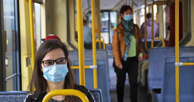 Ab Montag müssen zum Beispiel in Bussen und Bahnen im Saarland Schutzmasken getragen werden. Foto: Oliver Berg/dpa-Bildfunk
