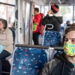 Ab Montag ist das Tragen von Masken in Bussen und Bahnen Pflicht. Foto: Sina Schuldt/dpa-Bildfunk