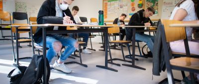 Saarland: Masken sind im Klassenraum erlaubt, aber nur außerhalb der Säle auf dem Schulgelände verpflichtend. Symbolfoto: Jonas Güttler/dpa-Bildfunk
