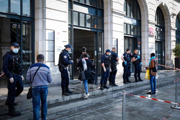 In Frankreich gelten bis zum 11. Mai auch weiterhin strikte Ausgangsbeschränkungen, um die Ausbreitung der Covid-19-Pandemie einzudämmen. Foto: Geoffroy Van Der Hasselt/AFP/dpa-Bildfunk