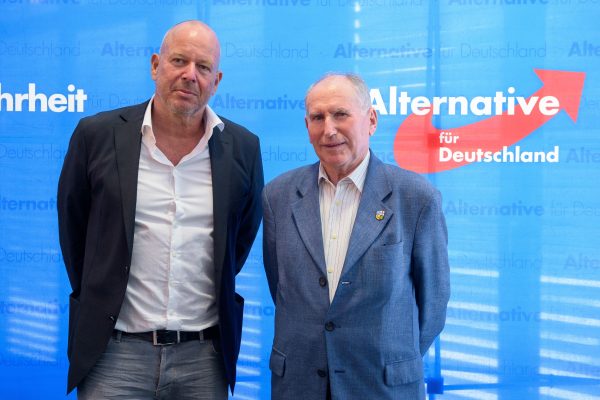 Christian Wirth (57, l.) will Josef Dörr (82, r.) als Landeschef der AfD im Saarland ablösen. Foto: Oliver Dietze/dpa-Bildfunk