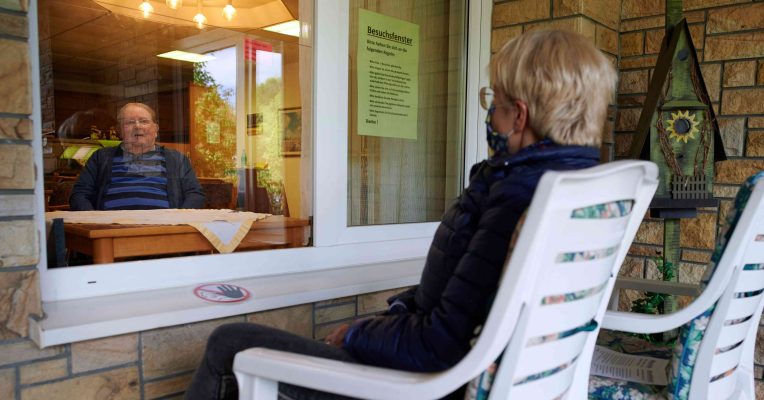 Über Balkone und offene Fenster kann Kontakt zu Bewohnern von Altenheimen gepflegt werden. Foto: Bernd Thissen/dpa-Bildfunk
