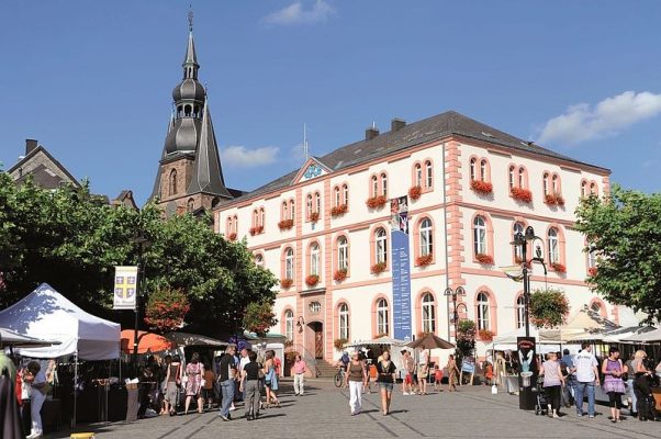 Der Schlossplatz in St. Wendel mit Blick auf die Wendalinusbasilika. Foto: Stadt St. Wendel