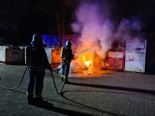 Unter anderem wurden drei Container in Brand gesetzt. Foto: Florian Jung/Feuerwehr St. Ingbert