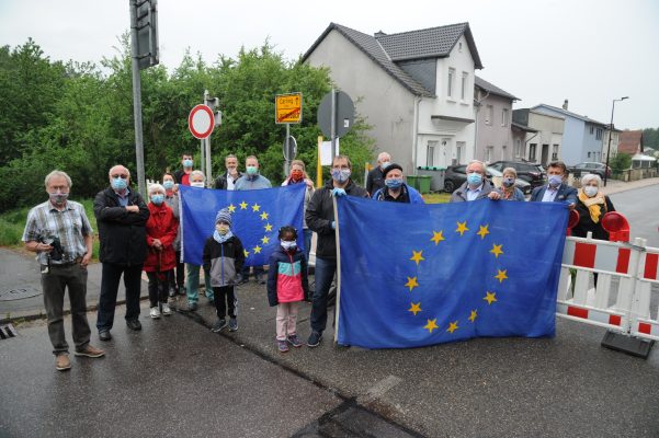 Menschen im Saarland demonstrierten unter anderem friedlich für eine gemeinsame Linie in der Europäischen Union. Foto: BeckerBredel