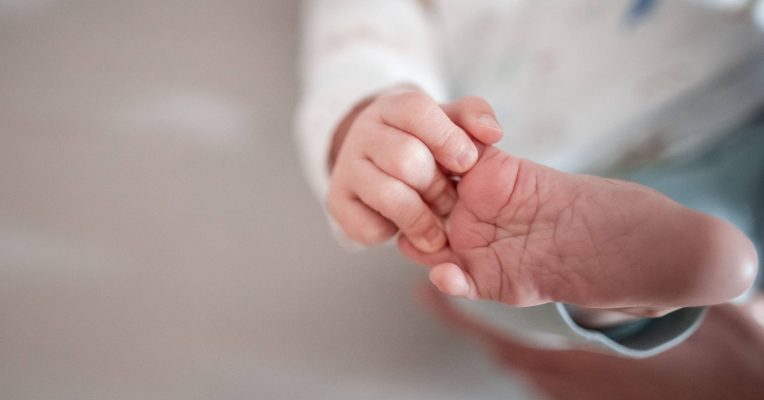 Die GfdS hat die Liste der beliebtesten Babynamen veröffentlicht. Foto: Fabian Strauch/dpa-Bildfunk