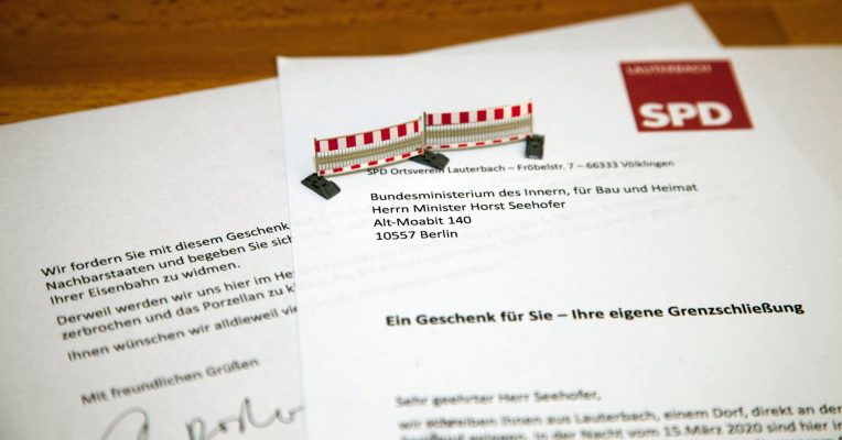 Seehofer solle die Spielzeug-Grenzzäune nehmen und sie an seinem Modelleisenbahn-Areal benutzen. Foto: SPD Lauterbach