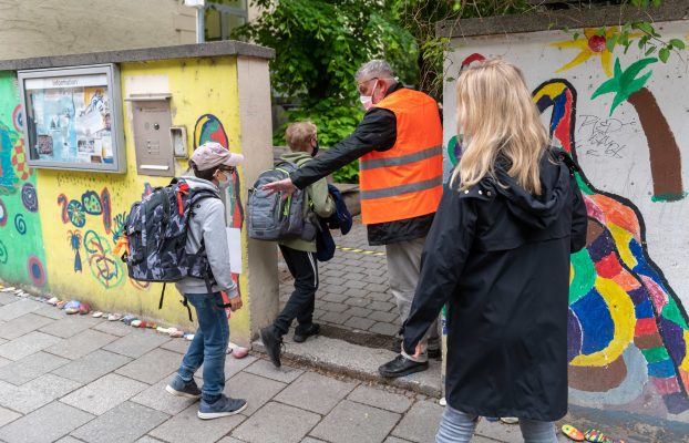 Die saarländische Landesregierung erklärt, wie es für die Schulen und Kitas im Saarland weitergeht. Symbolfoto: Peter Kneffel/dpa
