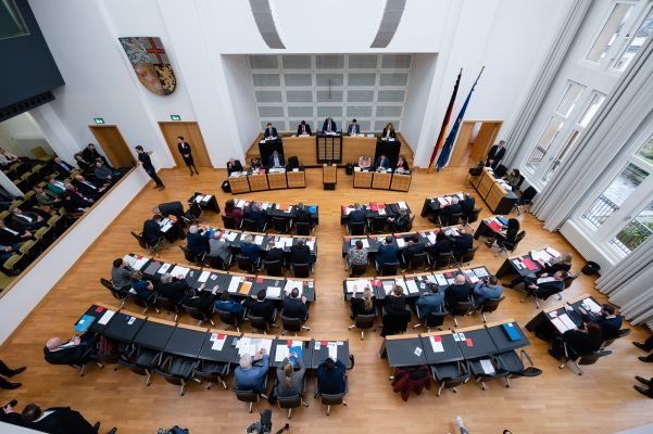 Hier zu sehen: der Plenarsaal des saarländischen Landtags. Archivfoto: dpa-Bildfunk/Oliver Dietze