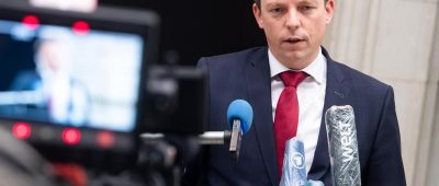 Tobias Hans (CDU) äußert sich gegenüber Medienvertretern. Foto: Bernd von Jutrczenka/dpa