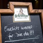 Auf einem Aufsteller vor einem Restaurant in der Innenstadt steht "Endlich wieder für Sie da!!!". Foto: Hendrik Schmidt/dpa-Zentralbild/ZB/Archivbild