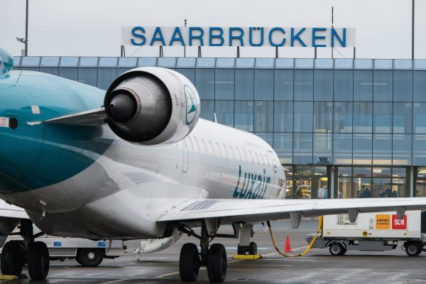 Eine der Flugverbindungen von Luxair führt auch über Saarbrücken-Ensheim. Symbolfoto: Oliver Dietze/dpa-Bildfunk