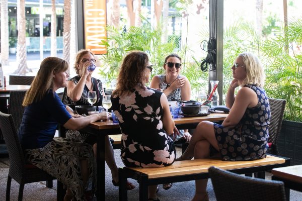 Auch in Restaurants ist das Zusammenkommen von bis zu zehn Personen an einem Tisch ab Montag möglich. Symbolfoto: dpa-Bildfunk/Helen Orr