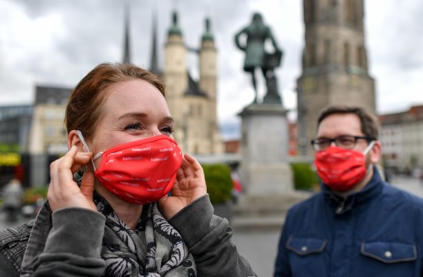 Nach einer DPA-Umfrage wollen rund ein Drittel der Deutschen die Maskenpflicht abschaffen oder zumindest lockern. Symbolfoto: Hendrik Schmidt/dpa-Zentralbild