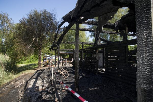 Die Fischerhütte in Hülzweiler brannte in der vergangenen Nacht teilweise aus. Foto: BeckerBredel