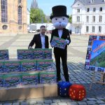 Vor der Ludwigskirche in Saarbrücken wurde die Saarland-Ausgabe von Monopoly enthüllt. Foto: red