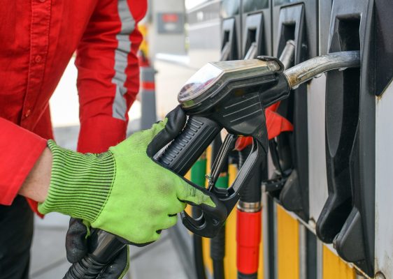 Benzin und Diesel sind laut ADAC an den deutschen Tankstellen wieder günstiger geworden. Symbolfoto:  Patrick Pleul/ZB/dpa
