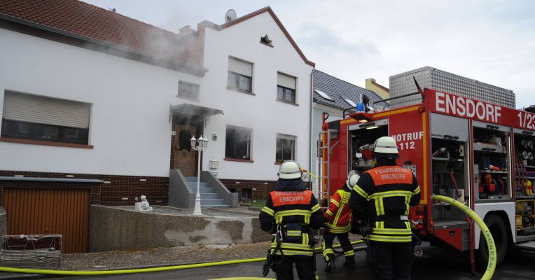 Ein Haus in Ensdorf ist am Freitagmorgen in Brand geraten. Foto: BeckerBredel