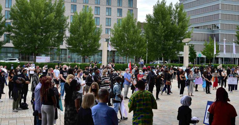 Vor der Congresshalle findet auch am Sonntag eine Demo gegen Rassismus statt. Foto: BeckerBredel