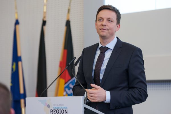 Ministerpräsident Tobias Hans hatte bei dem "Zwischengipfel" der Großregion den Vorsitz. Archivfoto: Oliver Dietze/dpa-Bildfunk