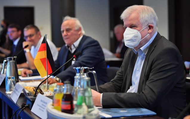 Der saarländische Innenminister Klaus Bouillon (CDU) und Bundesinnenminister Horst Seehofer (CSU) bei der Konferenz in Thüringen. Foto: Martin Schutt/dpa-Bildfunk